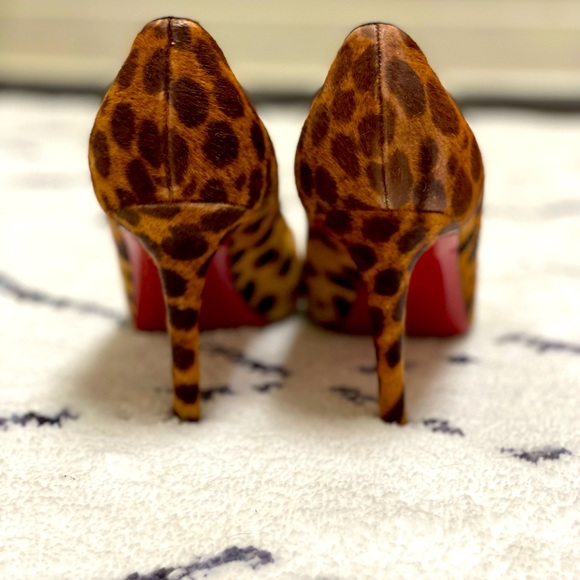 CHRISTIAN LOUBOUTIN Leopard Calf-Hair Peep-Toe Pumps - Picture 3 of 4